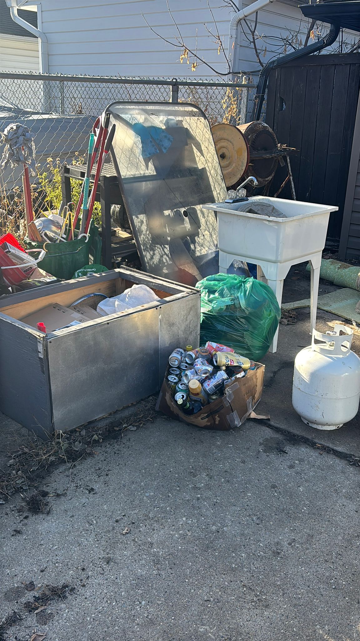 House junk removal in Baturyn with fast, affordable, and eco friendly cleanup service
